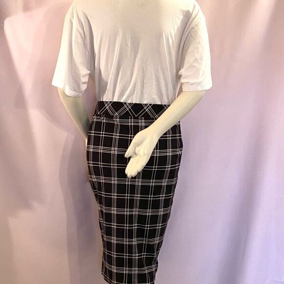 NWT Torrid Pencil Skirt - Picture 6 of 10